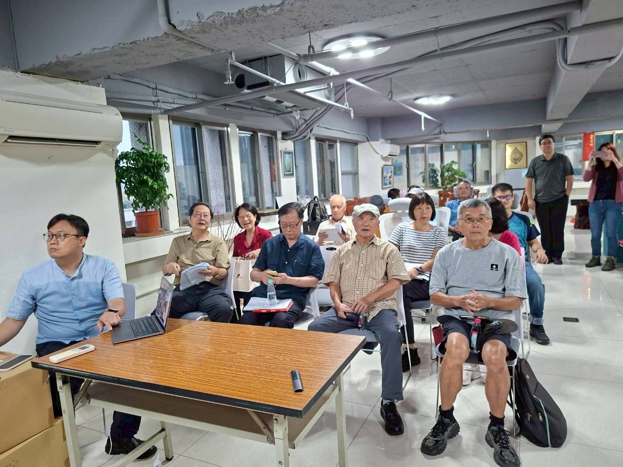 與會股東與經營團隊於股東常會合影